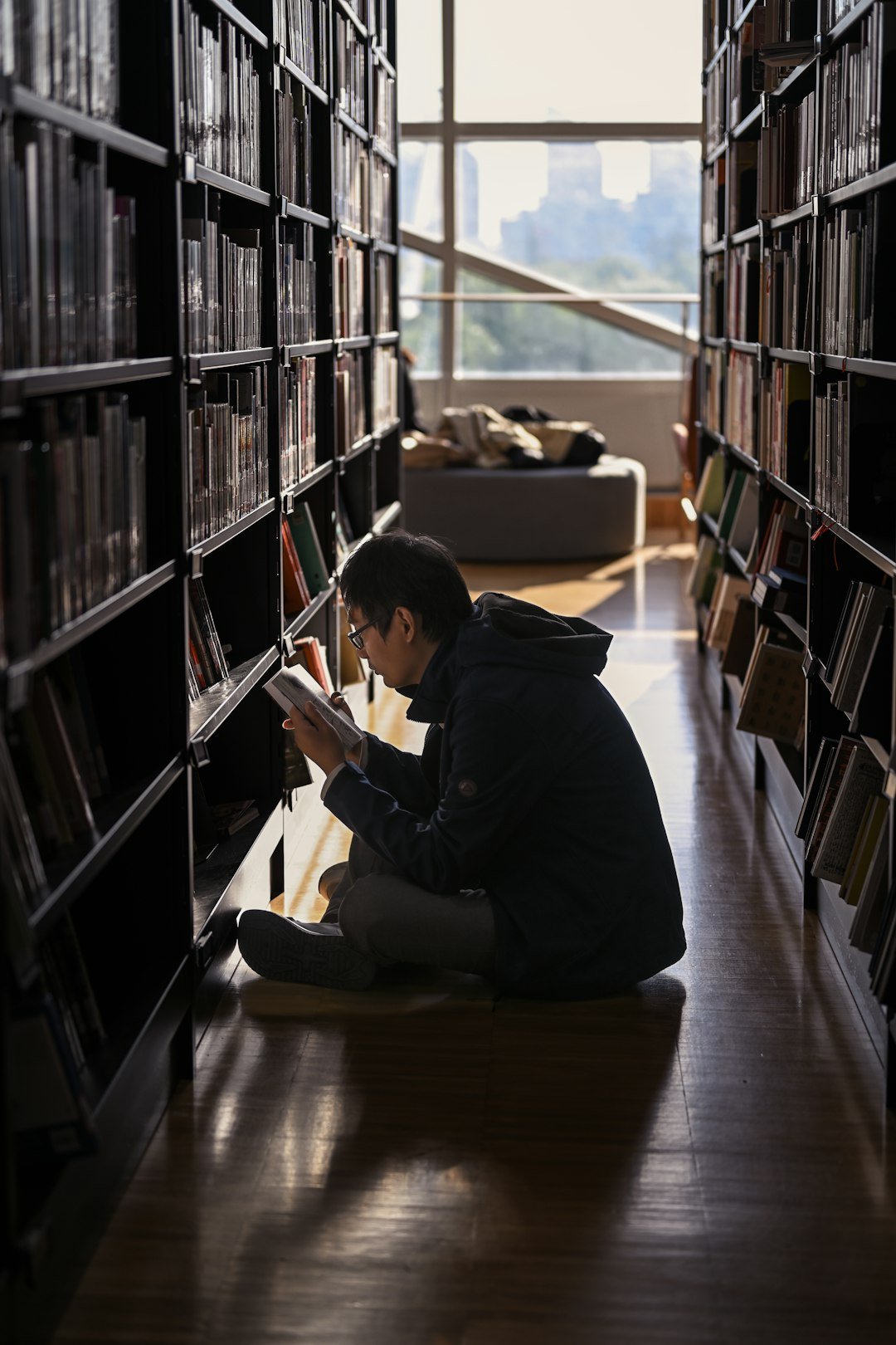 Class 11 Physics, Chemistry & Maths Tuition Guide (2026–27) 12 Student reviewing textbooks in a library